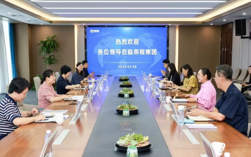 張榮華主席與銅仁市政協(xié)副主席、市工商聯(lián)主席劉鴻麗座談交流