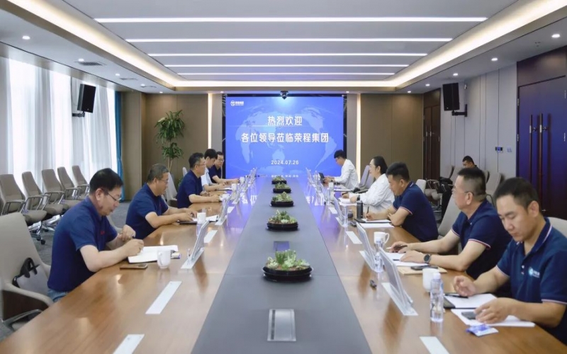 張榮華主席與北奔重型汽車集團(tuán)黨委書記、董事長(zhǎng)何清一行座談交流