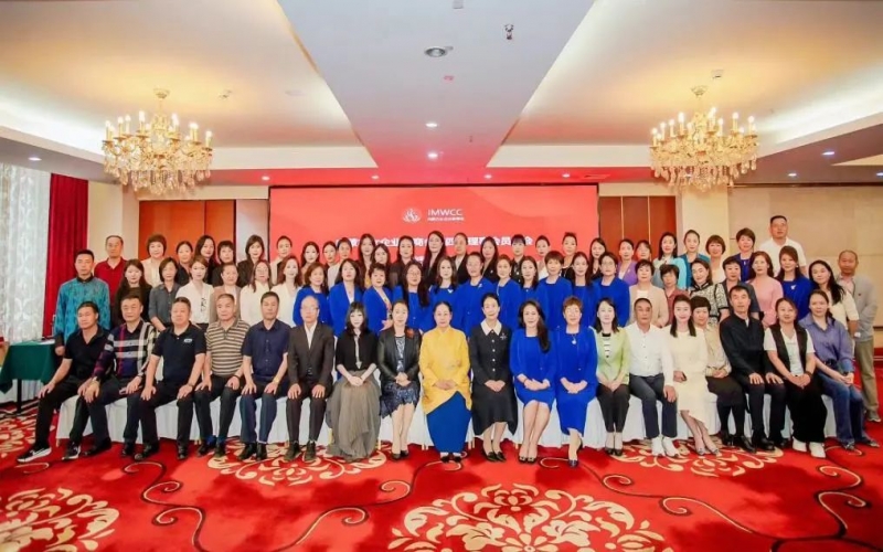 全聯(lián)女企業(yè)家商會會長、榮程集團(tuán)董事會主席張榮華出席內(nèi)蒙古女企業(yè)家商會第四屆理事會員大會