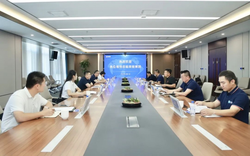 霍爾果斯經(jīng)濟(jì)開發(fā)區(qū)黨工委委員、伊寧園區(qū)黨工委副書記、管委會(huì)主任潘熹一行到榮程集團(tuán)座談交流